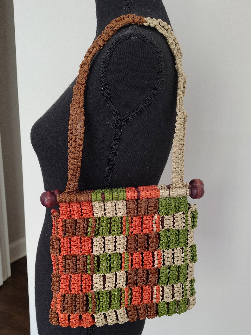 Vintage 1970's Macrame Shoulder Bag With Wooden Rods - Picture 3 of 15